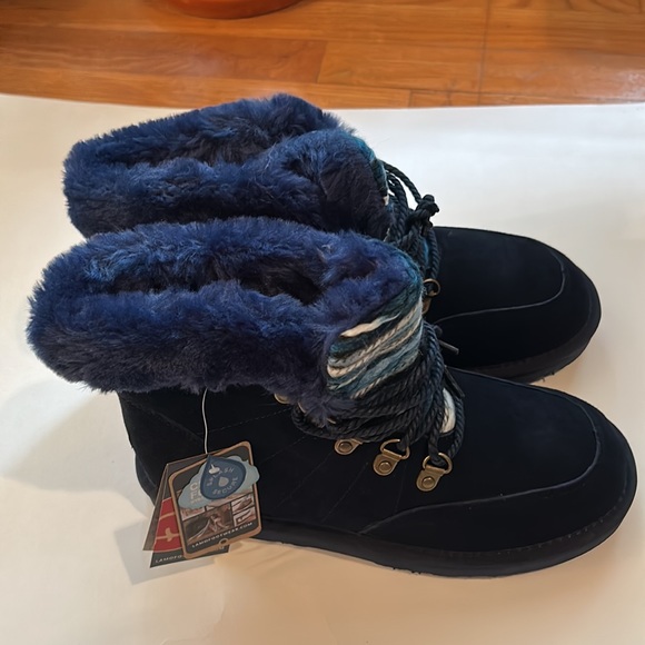 Lamo blue suede boots Size 7 M New never worn - Picture 3 of 8